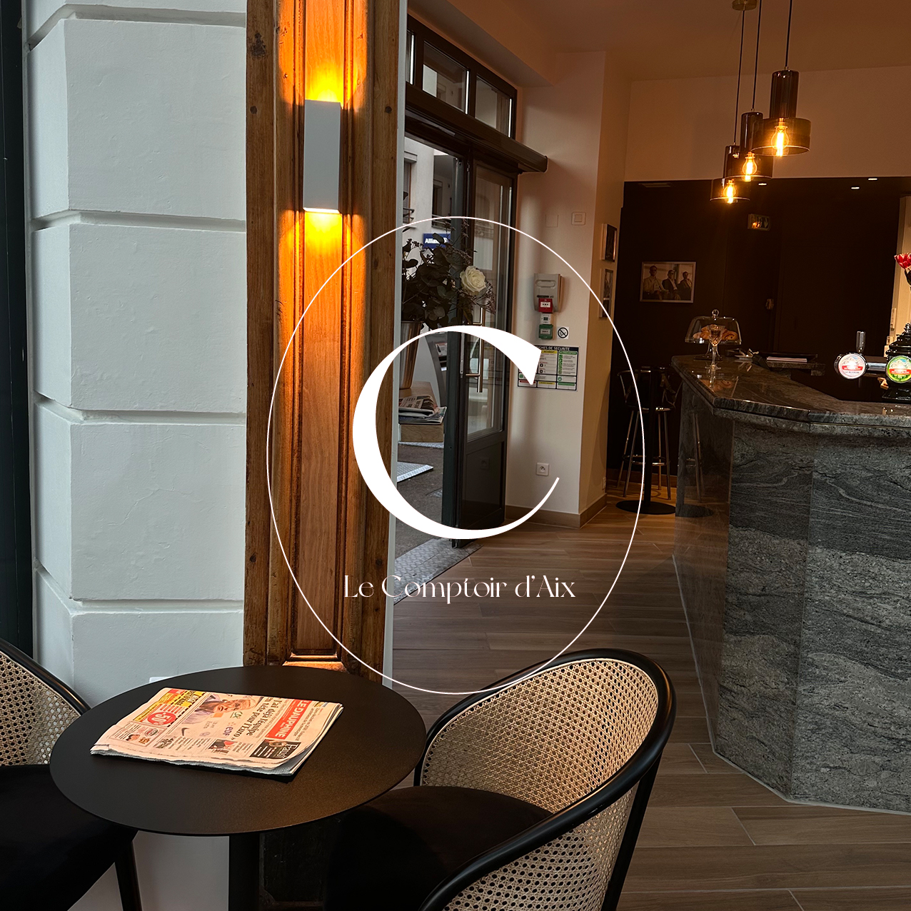 Vitrine de boutique avec le logo « Le Comptoir d’Aix »