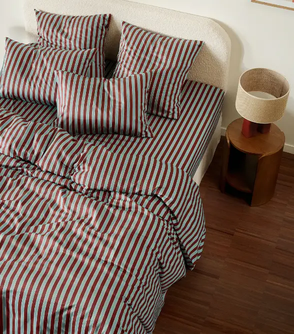 Parure de lit décorée avec des rayures, design et textile pour chambre moderne par Bonsoirs