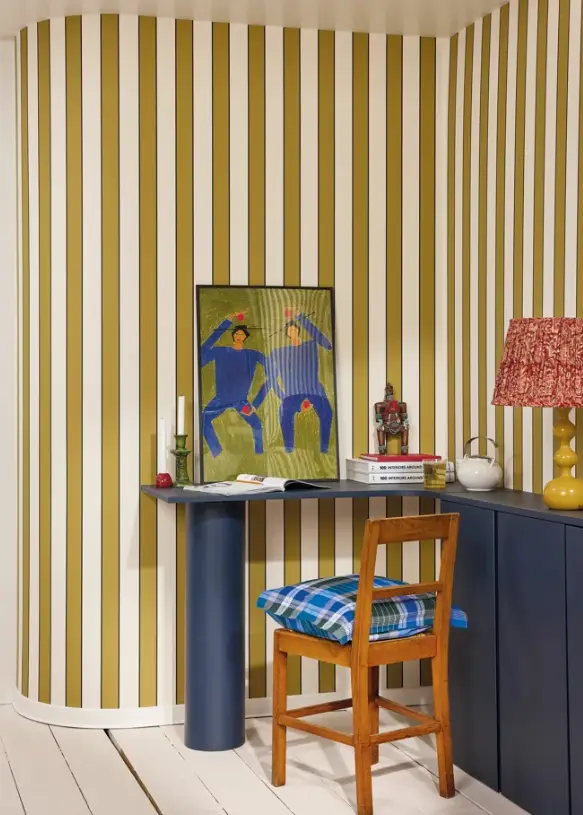 Mur décoré avec des rayures dans un intérieur design, inspiration Maison Jeanette