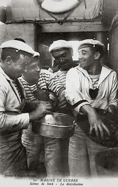 Photo de marins à Nantes portant des marinières, ambiance marine et vêtement traditionnel