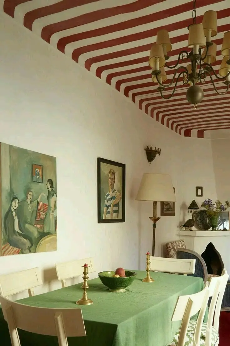Salle à manger avec plafond décoré de rayures, inspiration design d’intérieur