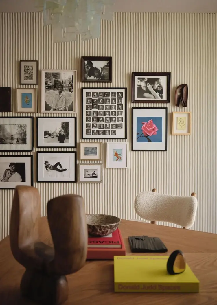 Mur décoré avec de fines rayures dans un intérieur design, création par Ross Cassidy