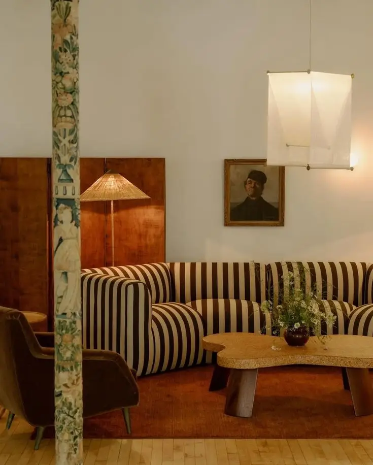 Canapé décoré avec tissu à rayures, idée de mobilier et décoration d’intérieur