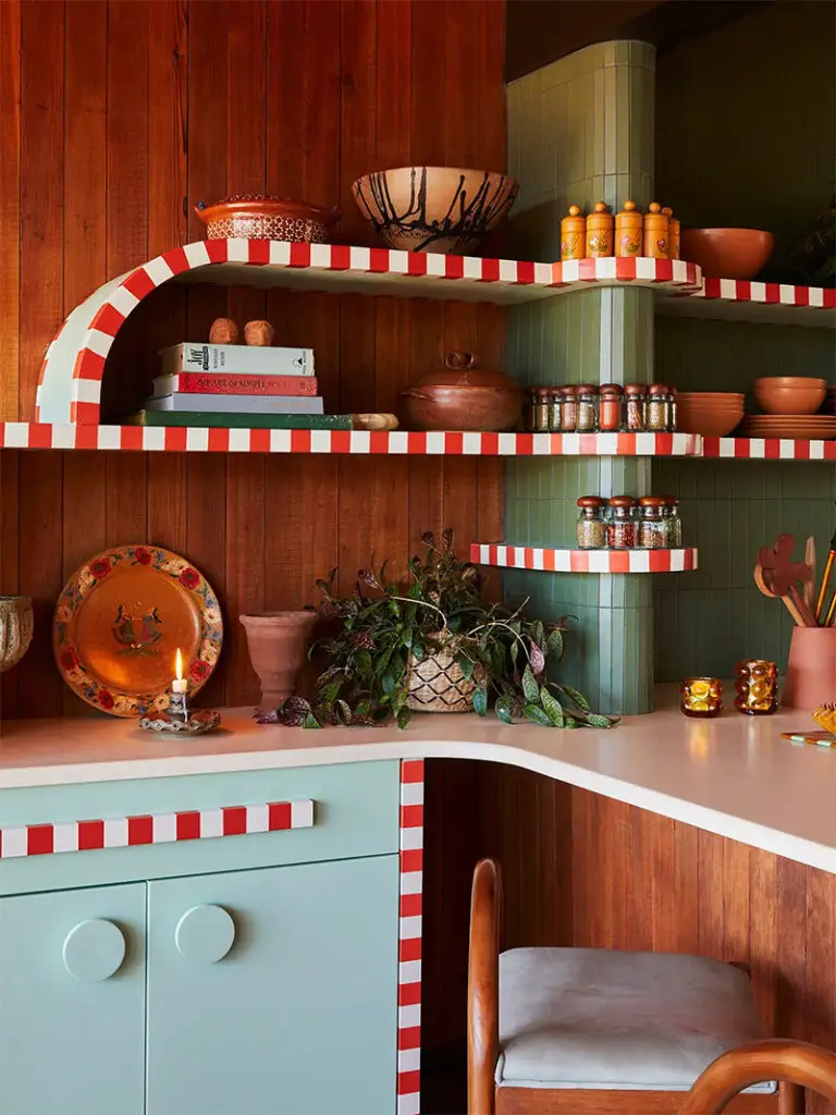 Coin cuisine décoré avec étagère aux motifs rayés, idée design et aménagement intérieur