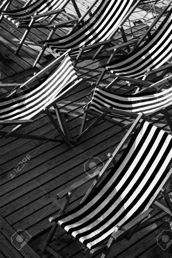 Transat en toile décorée de rayures, mobilier d’extérieur design et confortable