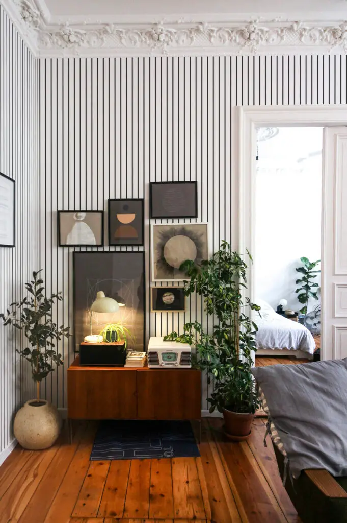 Mur décoré avec papier peint à rayures, idée de design et décoration d’intérieur