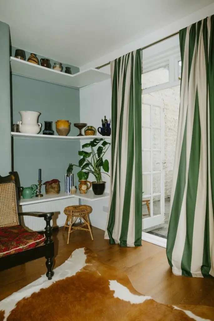 Rideau décoratif avec motif à rayures, idée décoration et aménagement intérieur