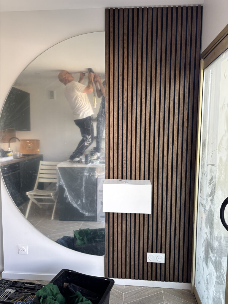 Artisans en train de poser les luminaires au plafond lors du chantier du Projet Bellerives à Aix-les-Bains