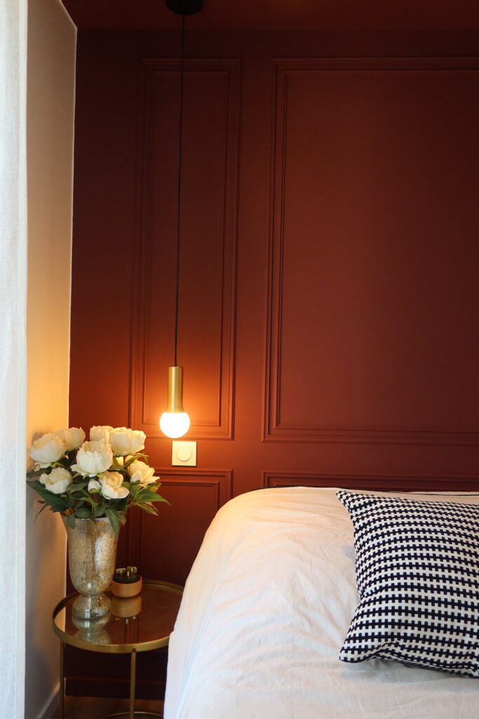 Chambre principale de l’appartement Grand Port à Aix-les-Bains avec mur rouge vin